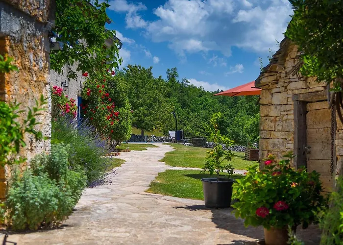 בית נופש Village Miljavci Lovrinici
